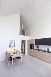 - une cuisine et une salle à manger avec une table et des chaises dans l'établissement Panorama boathouse, à Klaksvík