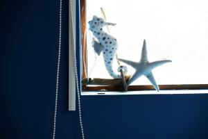 una figura de un caballito de mar sentado en un alféizar de la ventana en MAISON VIEUX LILLE 3 chambres parking privé 24H24H Accès, en Lille