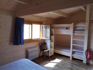 Zimmer mit Etagenbetten in einer Hütte in der Unterkunft Resort Radslavice in Přerov