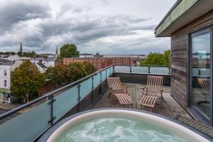 Gallery image of Central Penthouse with Hot Tub & Views 23 in Cheltenham