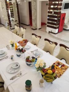 una mesa con frutas y hortalizas en tazones. en Beverley Hills guesthouse, en Queenstown