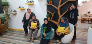 un gruppo di donne sedute sulle sedie in una stanza di The Serai Cottage Downtown Hotel a Kuala Terengganu