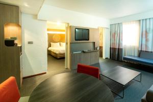 Кровать или кровати в номере Accra City Hotel