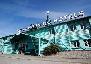 un edificio azul con un letrero que lee la comida de los señores de la mañana en Good Morning Västerås, en Västerås