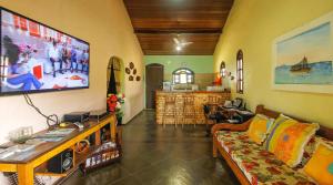 een woonkamer met een bank en een tafel bij Suítes Casa do Barão in Búzios