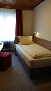 1 dormitorio con 2 camas y ventana en Hotel Angerer, en Vilseck