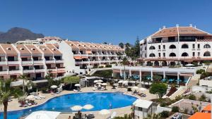 The swimming pool at or close to PARQUE SANTIAGO 1 LUXURY APARTAMENT (Playa de las Américas)