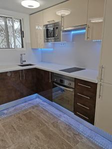 A kitchen or kitchenette at PARQUE SANTIAGO 1 LUXURY APARTAMENT (Playa de las Américas)