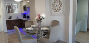 A kitchen or kitchenette at PARQUE SANTIAGO 1 LUXURY APARTAMENT (Playa de las Américas)