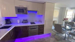A kitchen or kitchenette at PARQUE SANTIAGO 1 LUXURY APARTAMENT (Playa de las Américas)