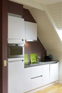 A cozinha ou cozinha compacta de B2B-flats