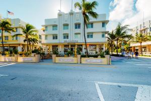een straat voor een gebouw met palmbomen bij The Carlyle 3G in Miami Beach