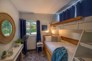 ein Schlafzimmer mit einem Etagenbett und einem Spiegel in der Unterkunft Gypsy's Rest in Primrose Sands