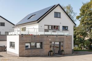 una casa con un solárium encima en K & N Appartement à 1 km du circuit, en Francorchamps