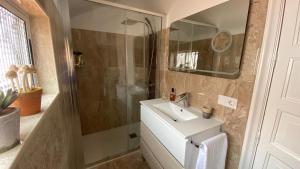 A bathroom at PARQUE SANTIAGO 1 LUXURY APARTAMENT (Playa de las Américas)