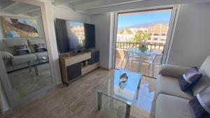 A television and/or entertainment centre at PARQUE SANTIAGO 1 LUXURY APARTAMENT (Playa de las Américas)