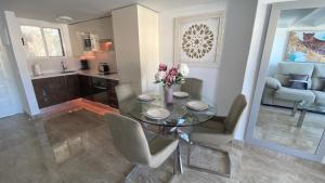 A kitchen or kitchenette at PARQUE SANTIAGO 1 LUXURY APARTAMENT (Playa de las Américas)