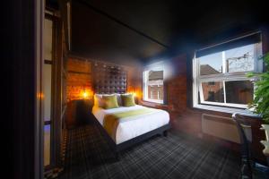 Postel nebo postele na pokoji v ubytování Briggate Hotel