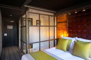 Postel nebo postele na pokoji v ubytování Briggate Hotel
