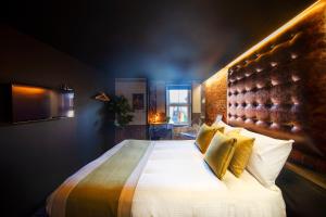 Postel nebo postele na pokoji v ubytování Briggate Hotel