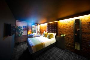 Postel nebo postele na pokoji v ubytování Briggate Hotel