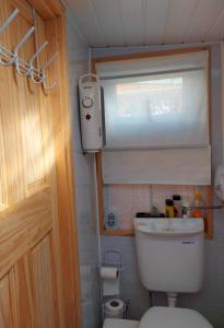 ein kleines Bad mit einem WC und einem Fenster in der Unterkunft Pretty Studio with a Private Terrace in London