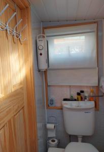 Ένα μπάνιο στο Pretty Studio with a Private Terrace