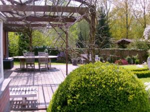 eine Terrasse mit Stühlen und einem Tisch im Garten in der Unterkunft B2B-flats in Ternat