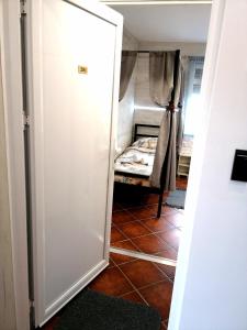 um quarto com uma porta que leva a um quarto com uma cama em Vila Violeta em Šabac