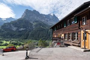 a building with a view of a mountain at Lehmann's Herberge Hostel in Grindelwald