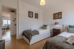 Postel nebo postele na pokoji v ubytování LovelyStay - Sintra Mountain View