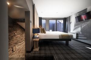Postel nebo postele na pokoji v ubytování Briggate Hotel