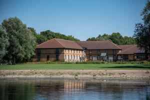 ピーターバラにあるDragonfly Hotel Peterboroughの水の隣の大きな建物