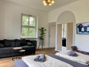 uma sala de estar com duas camas e um sofá em Villa Schomberg em Spremberg