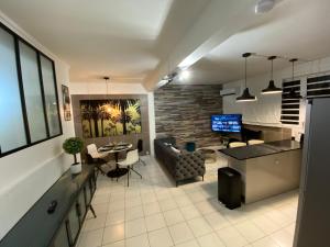 舍尔谢Appartement F3 de standing A Schoelcher的带沙发和桌子的客厅