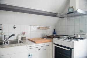 Kuchyň nebo kuchyňský kout v ubytování Heerenkeet Oosterschelde zicht 2 pers