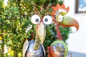 dos estatuillas de aves con ojos y caras sorprendidos en Garni Glurnserhof, en Glorenza