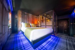 Postel nebo postele na pokoji v ubytování Briggate Hotel
