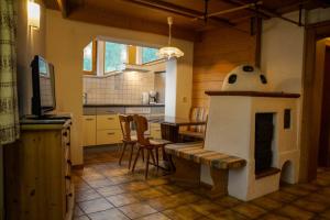 cocina con zona de juegos y chimenea en Appartement Winkler en Waidring