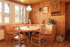 a dining room with a wooden table and chairs at Lehmann's Herberge Hostel in Grindelwald