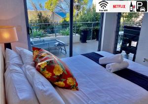 - une chambre avec un lit blanc et un balcon dans l'établissement Sunshine Beach Retreat - 3 Bedroom Family Apartment - Wifi - Netflix - 2 Cars, à Sunshine Beach