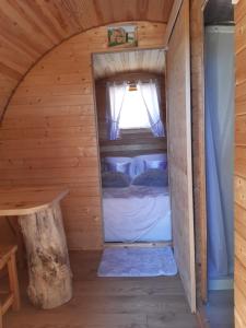 Piccola camera con letto in una cabina di legno. di La palmeraie a Salles-d'Aude