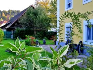 a garden in front of a house at Villa Komposch - adults only in Reifnitz