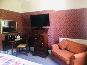 TV a/nebo společenská místnost v ubytování Clarence Court Hotel