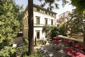 an aerial view of a building with tables and umbrellas at Palazzo Lorenzo Hotel Boutique & Spa in Florence