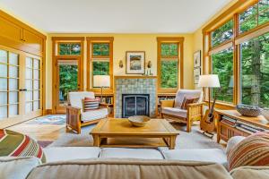 uma sala de estar com mobiliário e uma lareira em Whispering Pines Retreat em Eastsound
