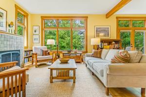 uma sala de estar com um sofá e uma lareira em Whispering Pines Retreat em Eastsound
