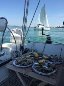 una mesa con platos de marisco en un barco en VOILIER ESTEREL, en La Rochelle