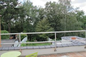 balcón con mesa, sillas y árboles en Brussels Downtown with terrace, en Bruselas