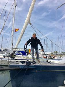 un homme debout sur la proue d'un voilier dans l'établissement VOILIER ESTEREL, à La Rochelle